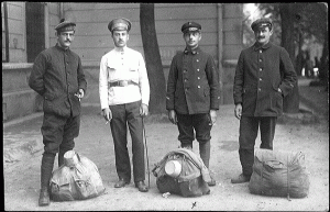 Lantier et 2 autres prisonniers avec leur garde Autrichien 1917_1918